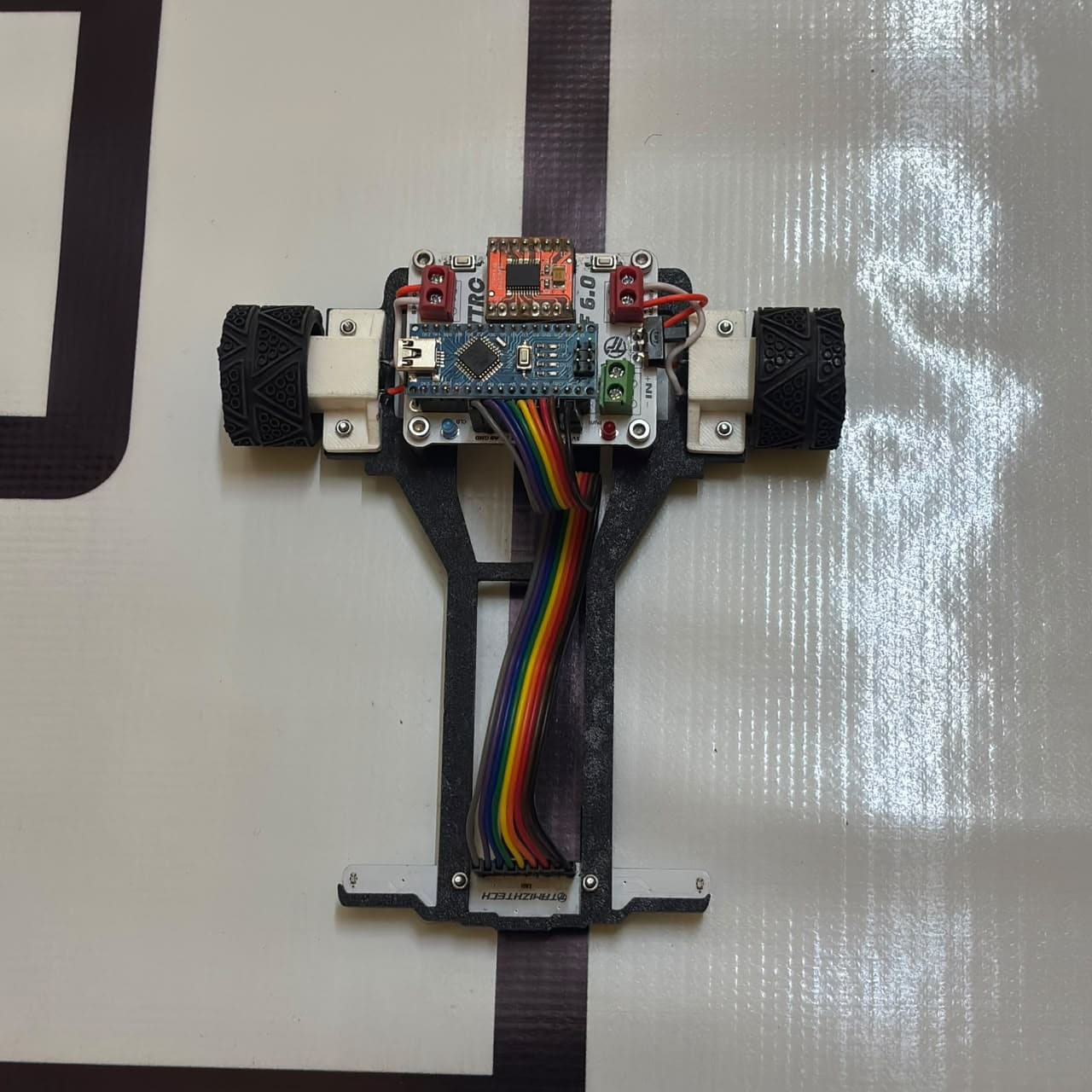 TTRC LF 6.0 line follower robot top-down view showing TTRC LF 6.0 mainboard and sensor array